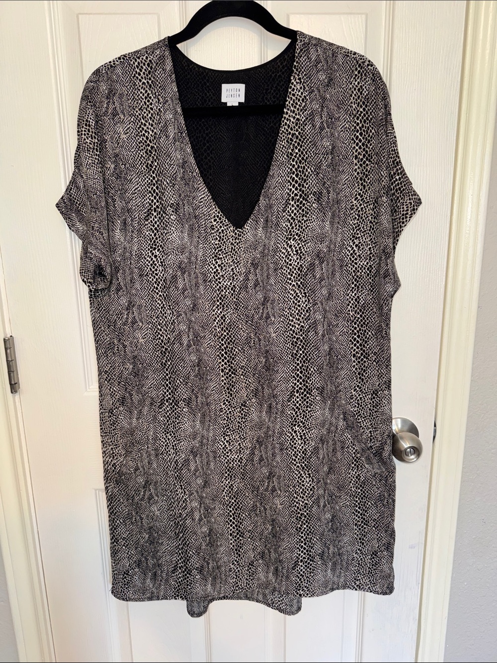 Worthington Black and White Snake-Print V-Neck Tunic